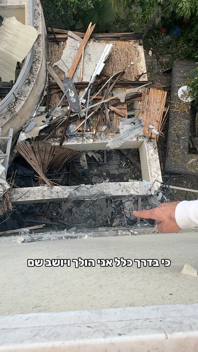 ״אני בדרך כלל יושב שם״: כך נראה הבית שספג פגיעה ישירה | צפו