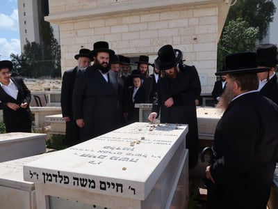 האדמו"ר מסאדיגורה בתפילה על ציון זקינו הרב חיים משה פלדמן ז"ל