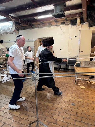 אפיית מצות באוסטרליה