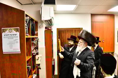 האדמו"ר מפרמישלאן בבדיקת חמץ