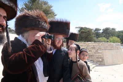 האדמו"ר ממבקשי אמונה בתפילה בהר הצופים