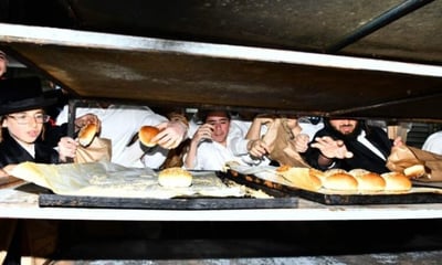 מוצאי חג הפסח במאפיית ויז'ניץ