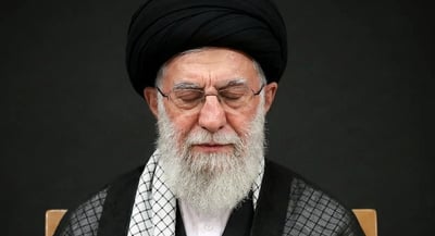 מסתורין ושתיקה: כך נפתחו טקסי האבל למנהיג העליון עלי חמינאי