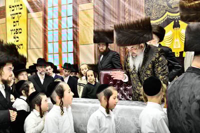 האדמו"ר מלעלוב בטיש חוה"מ פסח