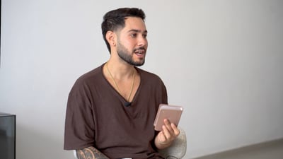 אלי'ה כהן עם ספר התהילים שקיבל מאמא