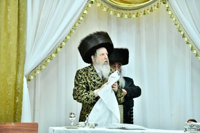 האדמו"ר מדז'יקוב ויז'ניץ בטיש חול המועד פסח