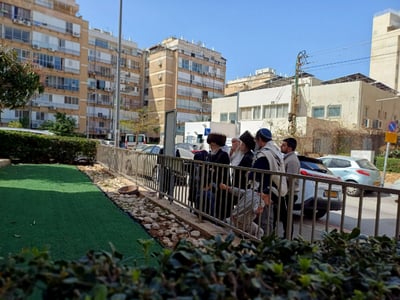האדמו"ר מזלאטשוב בברכת האילנות
