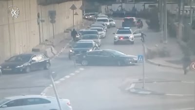 ליד ירושלים: הלוחמים מסתערים על החשוד שניסה להיעלם בין המכוניות