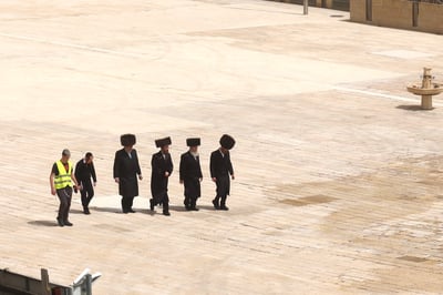 חג הפסח בחצה"ק זוועיהיל