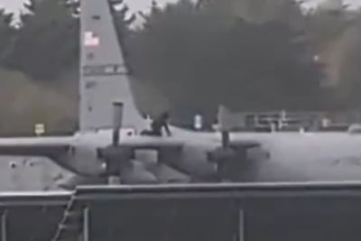 אירלנד: אדם טיפס על מטוס צבאי אמריקאי ותקף אותו בגרזן 