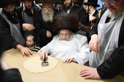 האדמו"ר מבעלזא באפיית מצות מצווה