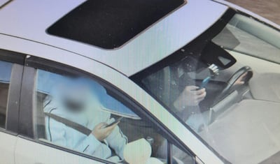 המורה לנהיגה והתלמיד עם הטלפון ביד