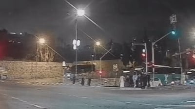 תיעוד מחריד: בחור ישיבה נפצע מפגיעת אוטובוס