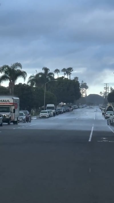 תיעוד מדהים: הגשם מתקדם לאיטו במעלה הרחוב - הצד השני נותר יבש | צפו