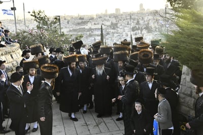 האדמו"ר מקרעטשניף י-ם בתפילה בהר הצופים
