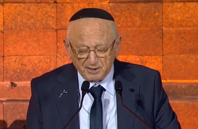 בקול חנוק: השופט ששרד את הנאצים נשא את תפילת 'אל מלא רחמים' 