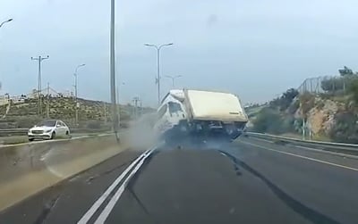 התהפכות פתאומית בכביש 443: נהג המשאית נפצע | תיעוד