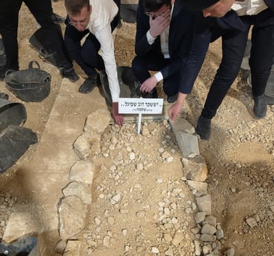 האבא זעק; איפה אבי? למה שניים? זעקות שבר בהלוויית הבחור יששכר דב שפיגל ז"ל