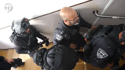 צפו בתיעוד: כך השתלטו על האדם שהתבצר בביתו בירושלים עם סכין