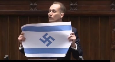 שפל בפרלמנט הפולני: צלב קרס הונף בזמן ששורדי השואה צעדו באושוויץ