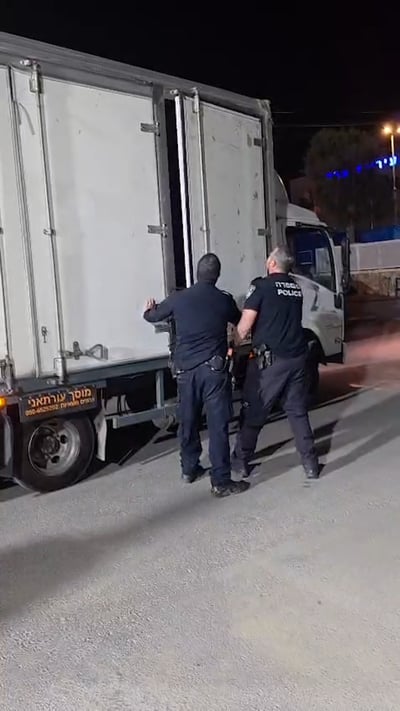 דלת המשאית נפתחת - והחשודים שניסו להתחבא יוצאים בזה אחר זה | צפו