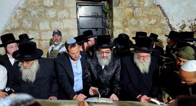 הגה"צ רבי חיים מאיר הגר בקבר יוסף בשכם