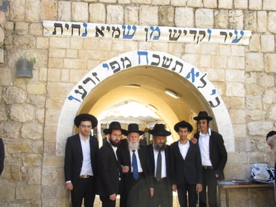 רבי אליהו טופיק בתפילה במירון