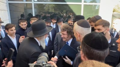 ראש ישיבת חברון הגאון רבי דוד כהן לוחץ יד לנשיא ארגנטינה