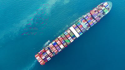 ספינה הנושאת סחורות במיצרי הורמוז