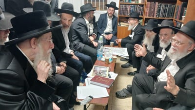 ניחום אבלים בבית אצל בני הגאון רבי אברהם אלטמן זצ''ל