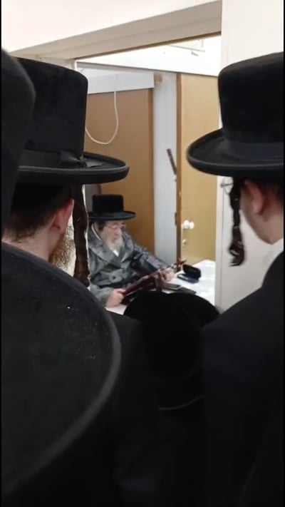 ביום הולדתו ה- 81; הרבי מויז'ניץ בספירת העומר בפתח חדרו של בעל ה'ישועות משה'