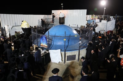 האדמו"ר מבויאן בהדלקה בל"ג בעומר במירון