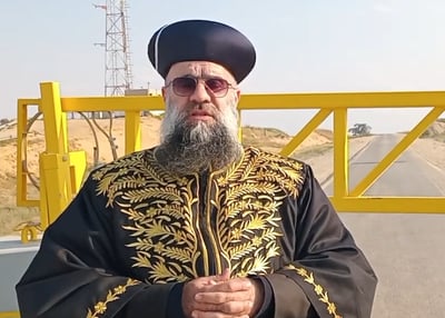 אייל ציונוב מתהדר בגלימת ומצנפת הראשון לציון