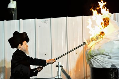 האדמו"ר מבאיאן בהדלקה ל"ג בעומר