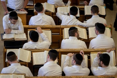 תלמידי ישיבה לומדים בישיבת חברון בירושלים