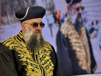 אייל ציונוב מתהדר בגלימת הראשון לציון