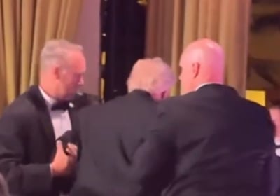 טראמפ מפונה מהזירה ברקע היריות