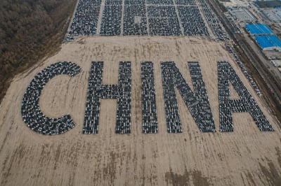 מגרש מכוניות היוצר את המילה 'סין' מרכבים חונים