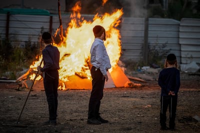 יהודים חוגגים את ל"ג בעומר בבני ברק