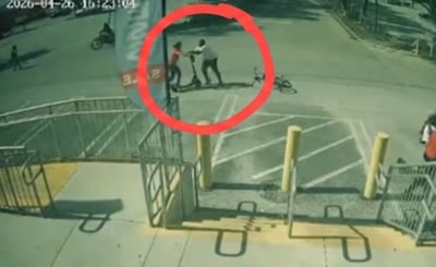 תיעוד קשה: חוטף קורקינט מהילדים החרדים ותוקף אותם; ילד אחד נפצע