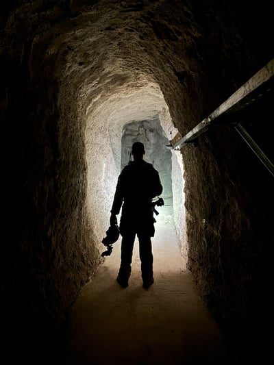 לוחם חטיבה 7 במנהרת הענק של חיזבאללה