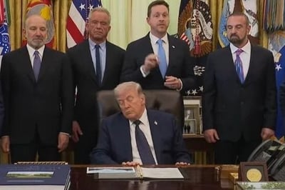 טראמפ מנמנם בשידור חי - דמויות מפתח לצד הנשיא דונלד טראמפ בחדר הסגלגל