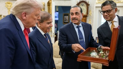הגנרל מוניר ראש ממשלת פקיסטן שריף מציגים לטראמפ מגיש לנשיא טראמפ תיבת מינרלים בבית הלבן 