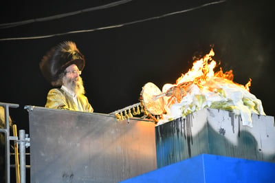 הרה"צ רבי אלימלך בידרמן בהדלקה, בשנה שעברה