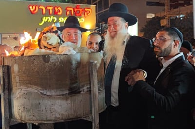 בבני ברק ובפתח תקווה: צפו במעמדי ההדלקות של הרב יגאל כהן