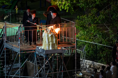 מעמד ההדלקה בחצה"ק סערט ויז'ניץ 