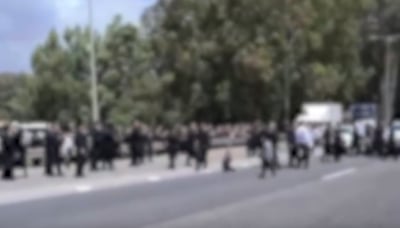 חסימת כביש החוף: הנוסעים למירון - ירדו וחסמו את הירידה לזכרון יעקב וצומת מגידו