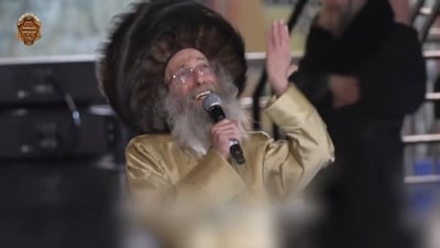 מזעקת ה"יבטל" ועד ההדלקה באבוקות של אש: צפו ברגעי השיא בהדלקה של רבי מיילך בידרמן