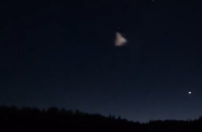 זה לא ירח: אור מסתורי שהופיע בשמיים החריד את התושבים | צפו