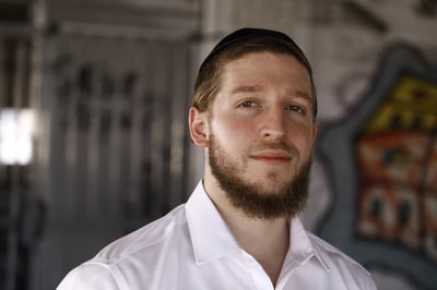 דניאל יטיב מפתיע עם סינגל חדש באנגלית: "Celebrate Today"